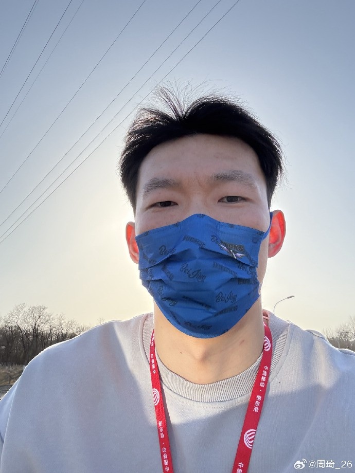 悠閑！周琦騎京牌電動車出行：太陽出來了 開京牌兜兜風(fēng)！