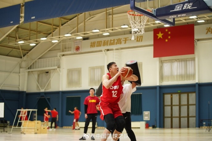 中國籃球之隊(duì)官博：大塊頭 大能量 祝李炎哲25歲生日快樂！