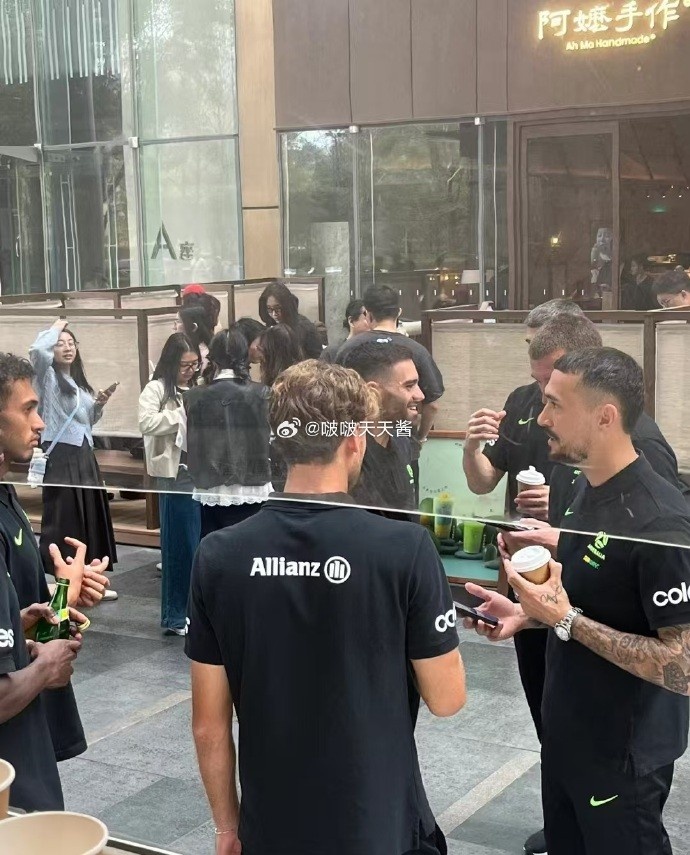 松弛感拉滿！澳大利亞隊員在杭州街頭喝奶茶