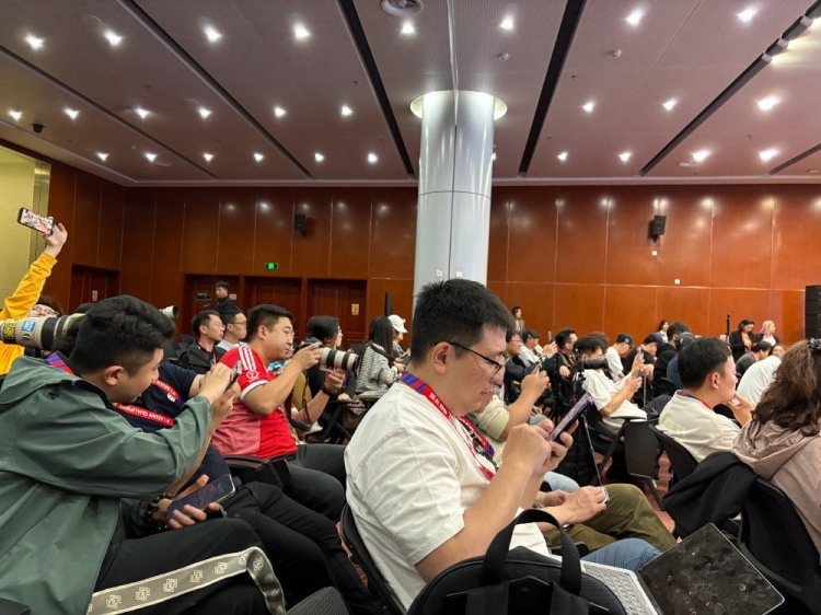 萬眾矚目！記者擠滿國足賽前新聞發(fā)布廳，賽場(chǎng)記者預(yù)計(jì)超300人