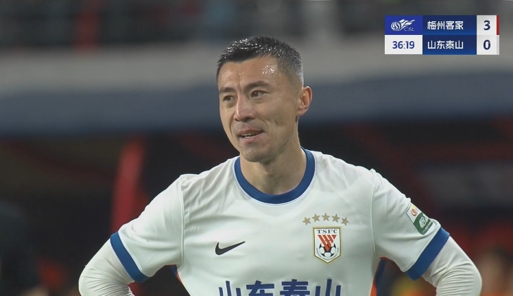 34分鐘0-3落后！36歲鄭錚苦笑36歲大雷沮喪 替補(bǔ)席黃政宇神態(tài)輕松