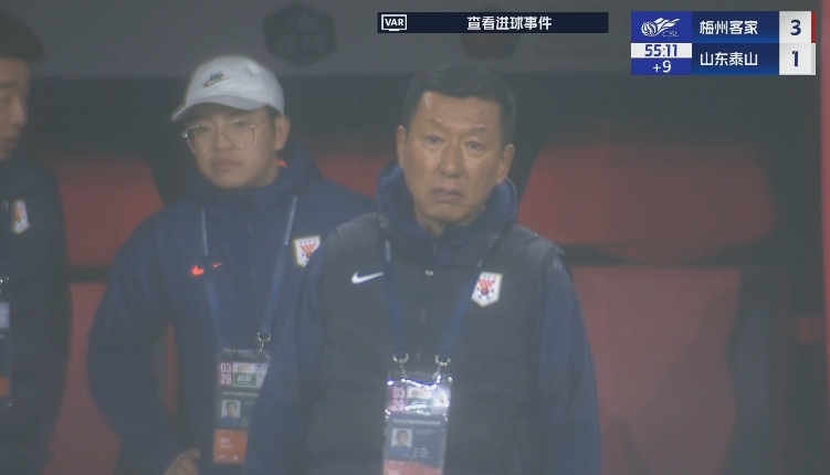 半場1-3落后遞補(bǔ)隊(duì)！場邊的崔康熙表情焦急